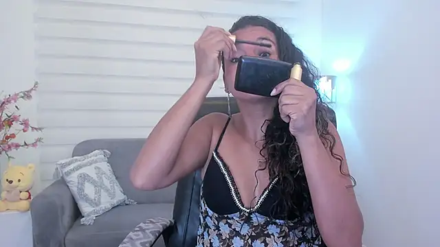 Snapshot of leslyflorez chatting on December 2024 12:01:01 PM leslyflorez online show from December 2024 12:01:01 PM