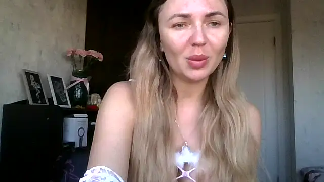 Snapshot of AngelinaLove28 chatting on November 2025 07:22:01 AM AngelinaLove28 online show from November 2025 07:22:01 AM