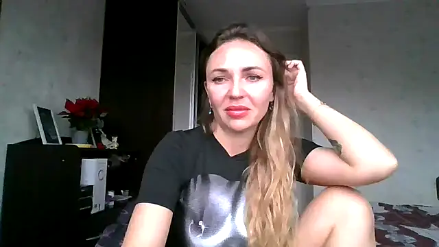 Snapshot of AngelinaLove28 chatting on November 2025 07:43:01 AM AngelinaLove28 online show from November 2025 07:43:01 AM