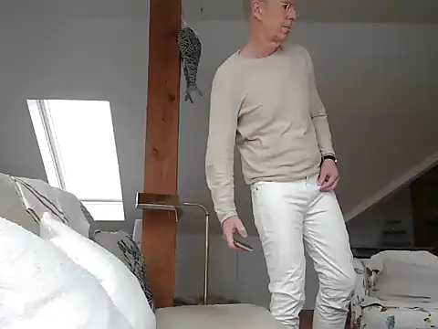 maxmueller321 online show from February 2026 09:15:01 AM