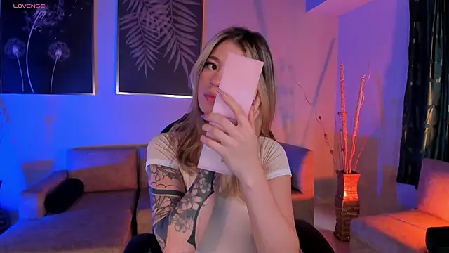 Snapshot of ViolettHansson chatting on December 2025 06:47:02 PM ViolettHansson online show from December 2025 06:47:02 PM