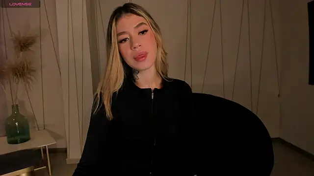 Snapshot of ViolettHansson chatting on January 2026 11:35:01 AM ViolettHansson online show from January 2026 11:35:01 AM