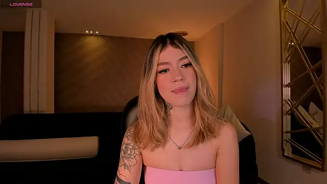 Snapshot of ViolettHansson chatting on January 2026 12:18:02 PM ViolettHansson online show from January 2026 12:18:02 PM