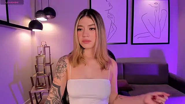 Snapshot of ViolettHansson chatting on January 2026 05:07:01 PM ViolettHansson online show from January 2026 05:07:01 PM