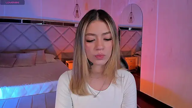 Snapshot of ViolettHansson chatting on January 2026 06:44:02 PM ViolettHansson online show from January 2026 06:44:02 PM