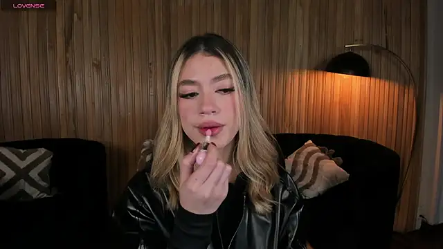 Snapshot of ViolettHansson chatting on January 2026 11:26:01 AM ViolettHansson online show from January 2026 11:26:01 AM