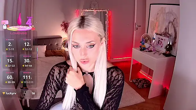 Snapshot of LoryWood chatting on November 2025 03:43:02 PM LoryWood online show from November 2025 03:43:02 PM