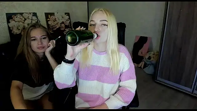 Snapshot of Stella__Cox chatting on October 2025 11:09:02 PM Stella Cox online show from October 2025 11:09:02 PM