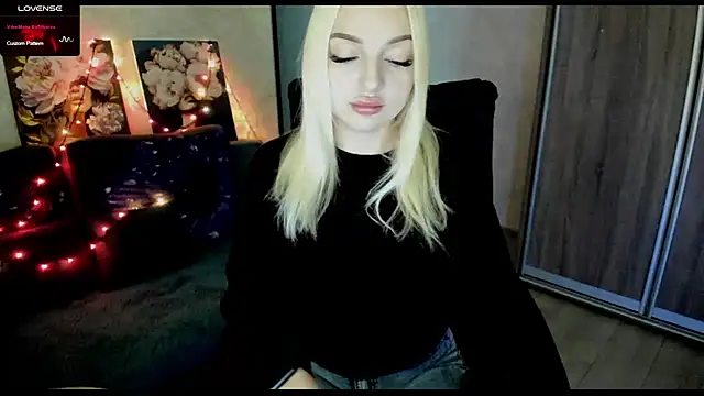 Snapshot of Stella__Cox chatting on November 2025 06:16:02 AM Stella Cox online show from November 2025 06:16:02 AM