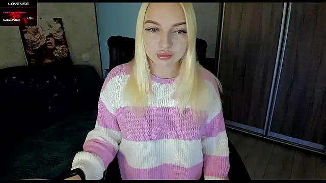 Snapshot of Stella__Cox chatting on November 2025 06:23:01 AM Stella Cox online show from November 2025 06:23:01 AM