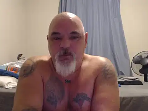Newfiesausage1972 online show from December 2024 10:37:01 AM