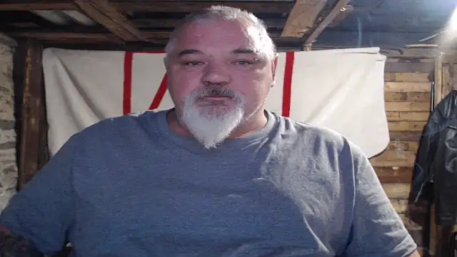 Newfiesausage1972 online show from November 2025 12:33:01 PM