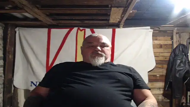 Newfiesausage1972 online show from December 2025 12:07:02 AM