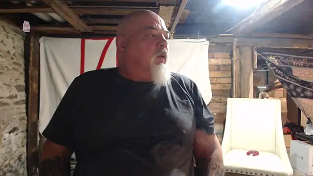 Newfiesausage1972 online show from February 2026 08:55:01 AM