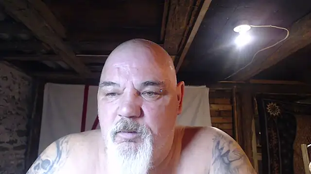 Newfiesausage1972 online show from April 2026 06:11:01 AM