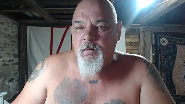 Newfiesausage1972 online show from June 2026 09:11:02 AM