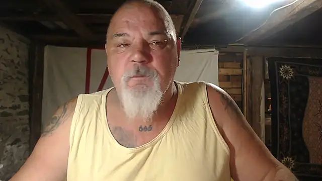Newfiesausage1972 online show from June 2026 08:01:01 AM