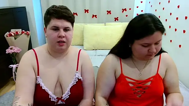 Snapshot of BeckyAndHellen chatting on October 2025 11:25:01 AM BeckyAndHellen online show from October 2025 11:25:01 AM