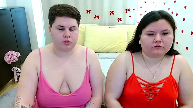 Snapshot of BeckyAndHellen chatting on November 2025 10:17:01 AM BeckyAndHellen online show from November 2025 10:17:01 AM