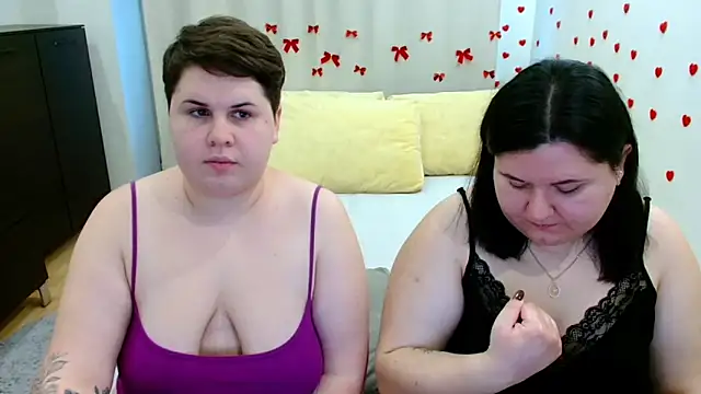 Snapshot of BeckyAndHellen chatting on November 2025 01:00:01 PM BeckyAndHellen online show from November 2025 01:00:01 PM