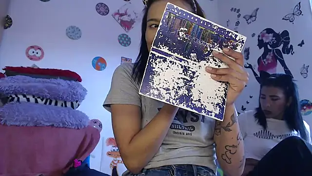 Snapshot of Yaumiko chatting on January 2025 09:37:01 PM Yaumiko online show from January 2025 09:37:01 PM