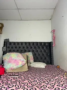 saragill323 online show from February 2026 05:27:01 PM