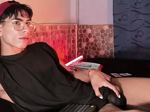 Snapshot of Teo_skinny chatting on December 2024 10:01:02 PM Teo skinny online show from December 2024 10:01:02 PM