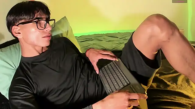 Snapshot of Teo_skinny chatting on March 2025 01:00:02 AM Teo skinny online show from March 2025 01:00:02 AM