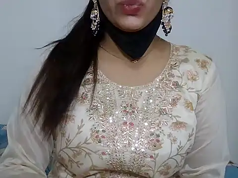 Snapshot of sparkling_queen chatting on January 2025 04:18:01 PM sparkling queen online show from January 2025 04:18:01 PM