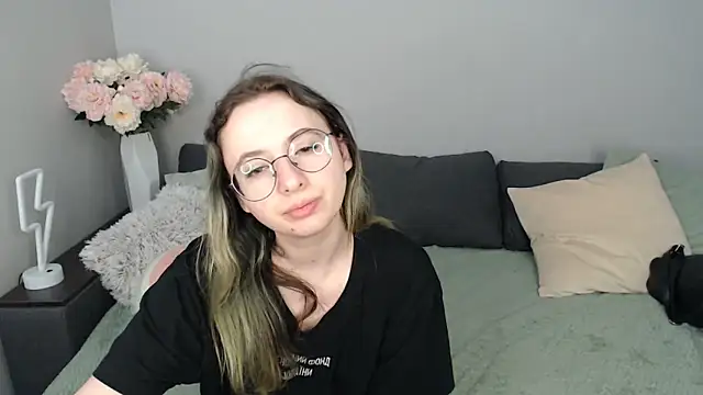 Mini Diva online show from September 2025 08:06:01 AM