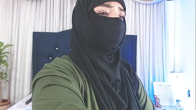 Snapshot of Uzra_hayed chatting on February 2025 10:10:02 PM Uzra hayed online show from February 2025 10:10:02 PM