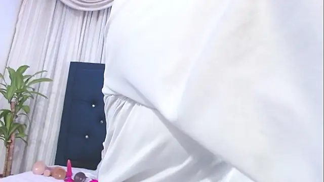 Snapshot of Uzra_hayed chatting on March 2025 07:23:02 PM Uzra hayed online show from March 2025 07:23:02 PM