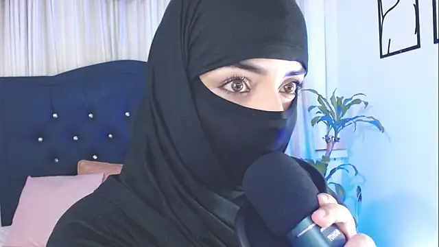 Snapshot of Uzra_hayed chatting on November 2025 08:18:01 PM Uzra hayed online show from November 2025 08:18:01 PM