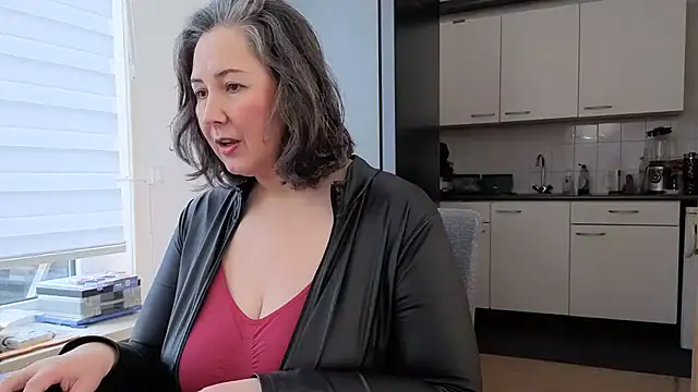 MilfGina online show from March 2026 12:11:01 PM