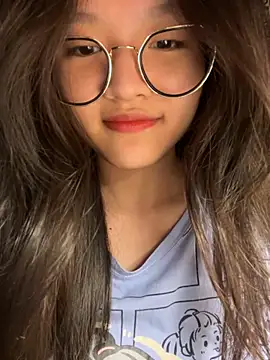 Krixxi22 online show from November 2025 05:02:01 PM