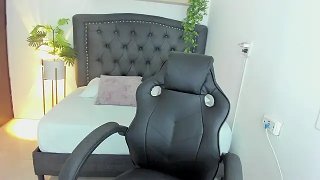 Snapshot of zoe_danae_ chatting on December 2024 03:24:02 PM zoe danae online show from December 2024 03:24:02 PM