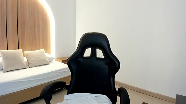 zoe danae  online show from April 2026 12:17:02 PM