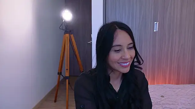 Miarouss3 online show from November 2025 01:32:01 PM