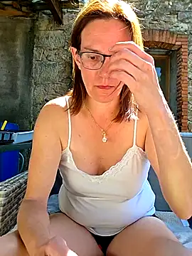 SpiceLea online show from April 2026 12:39:01 PM