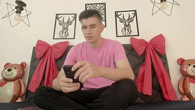 Snapshot of MikaelSlow chatting on February 2025 04:15:01 AM MikaelSlow online show from February 2025 04:15:01 AM