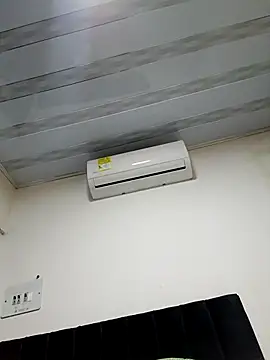 Snapshot of Liancy chatting on November 2025 12:43:01 AM Liancy online show from November 2025 12:43:01 AM