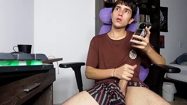 Snapshot of alex_connorr chatting on October 2025 03:59:01 AM alex connorr online show from October 2025 03:59:01 AM