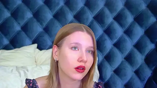 Snapshot of LiliLinn chatting on November 2025 04:59:02 AM LiliLinn online show from November 2025 04:59:02 AM