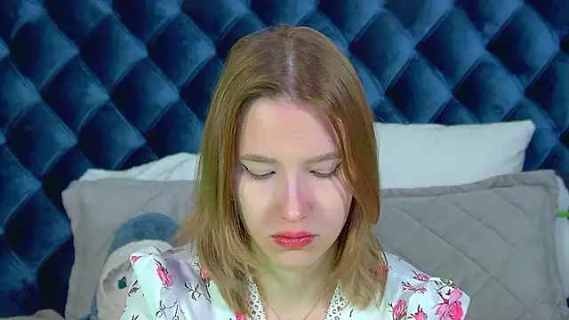 LiliLinn online show from February 2026 04:57:01 AM