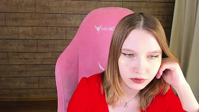 Snapshot of LiliLinn chatting on June 2026 07:03:01 AM LiliLinn online show from June 2026 07:03:01 AM