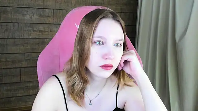 Snapshot of LiliLinn chatting on June 2026 04:17:02 AM LiliLinn online show from June 2026 04:17:02 AM