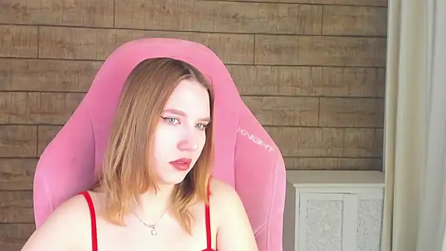 Snapshot of LiliLinn chatting on June 2026 04:35:02 AM LiliLinn online show from June 2026 04:35:02 AM
