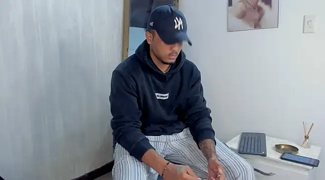 Mateo Reales online show from February 2025 04:12:01 AM