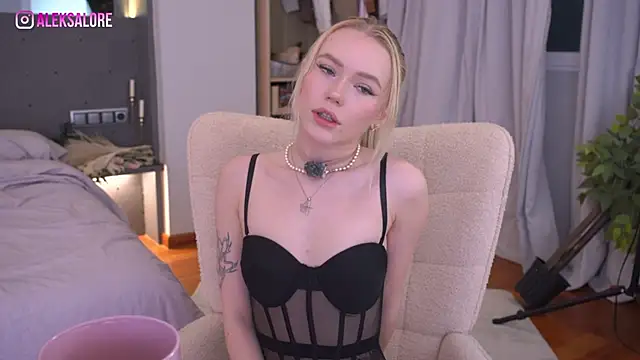 Snapshot of LexieLoree chatting on May 2026 03:03:02 AM LexieLoree online show from May 2026 03:03:02 AM