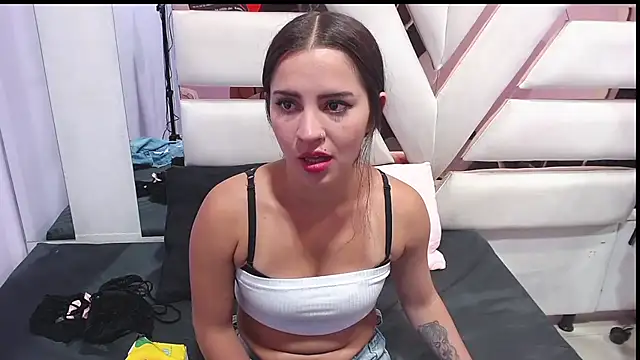 CooperEmma  online show from February 2026 02:43:01 AM